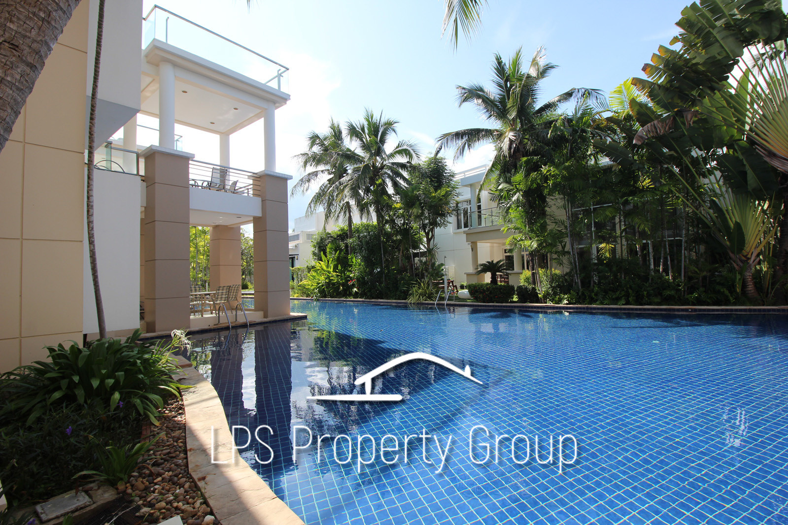 Large 2 Bed Luxury Condo with hotel facilities 