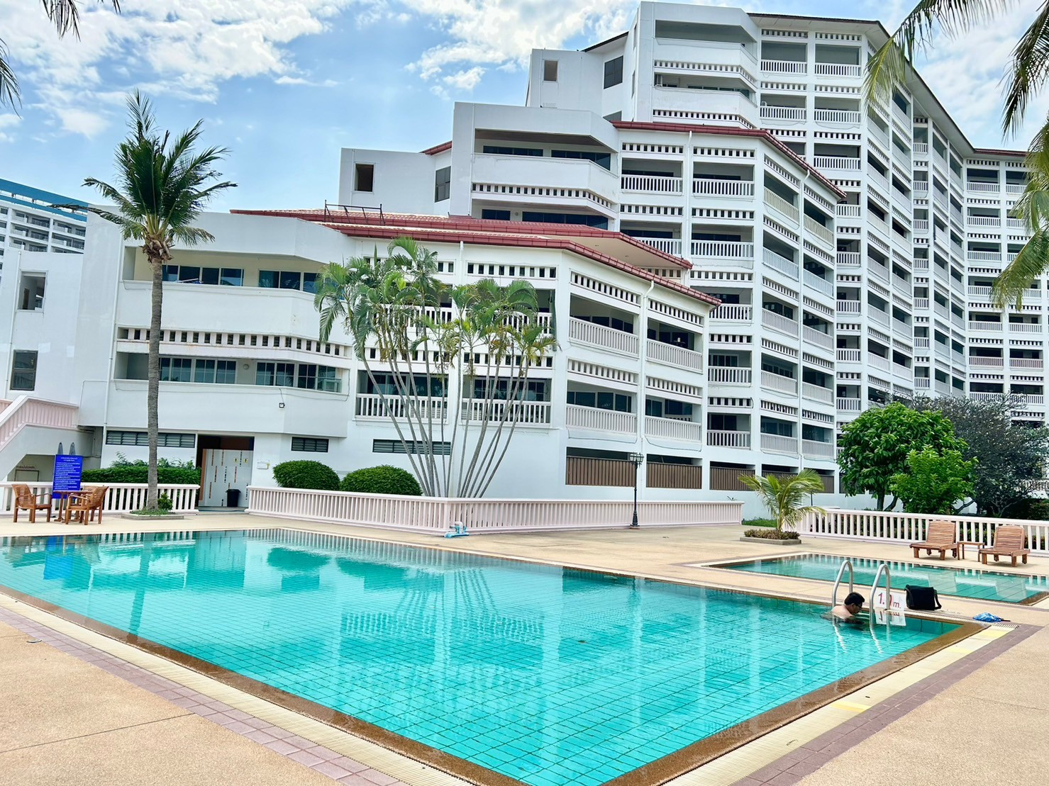 Dusit Thani : 2 Bedroom Condo With Sea View 