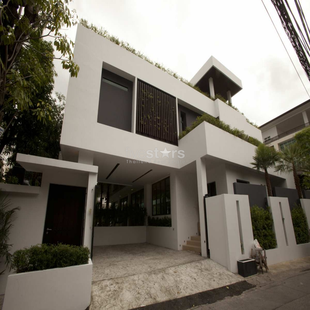 modern 3 storey house for sale in Ekamai area 