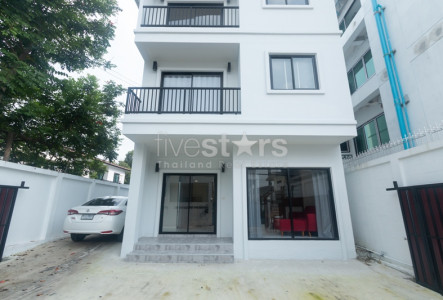 Single house - Home office 3 bedrooms for rent with 5 Parking spaces in Ekamai