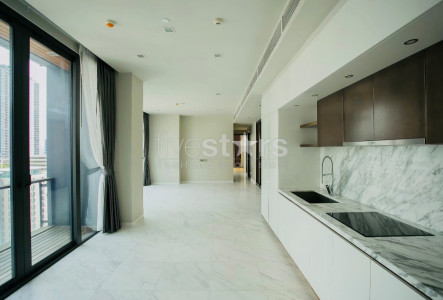 Luxury 2 bedrooms pet friendly condo for rent in Thonglor