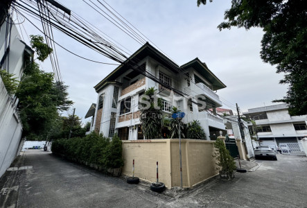 Detached 4-Bedroom House for Rent in Sathorn - Yen Akard